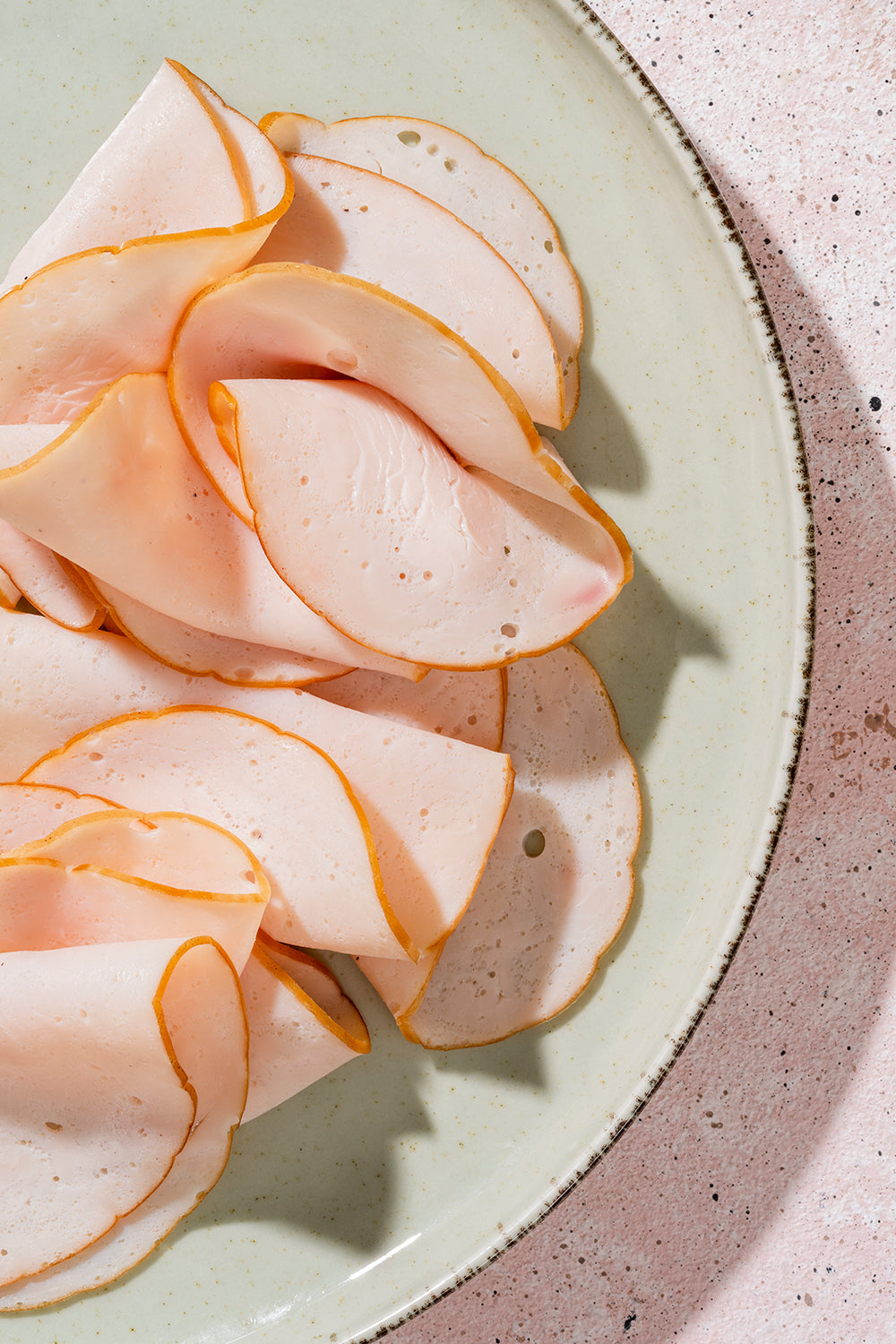 Rebanadas de Pechuga de Pavo Ahumada servidas en un plato ovalado.