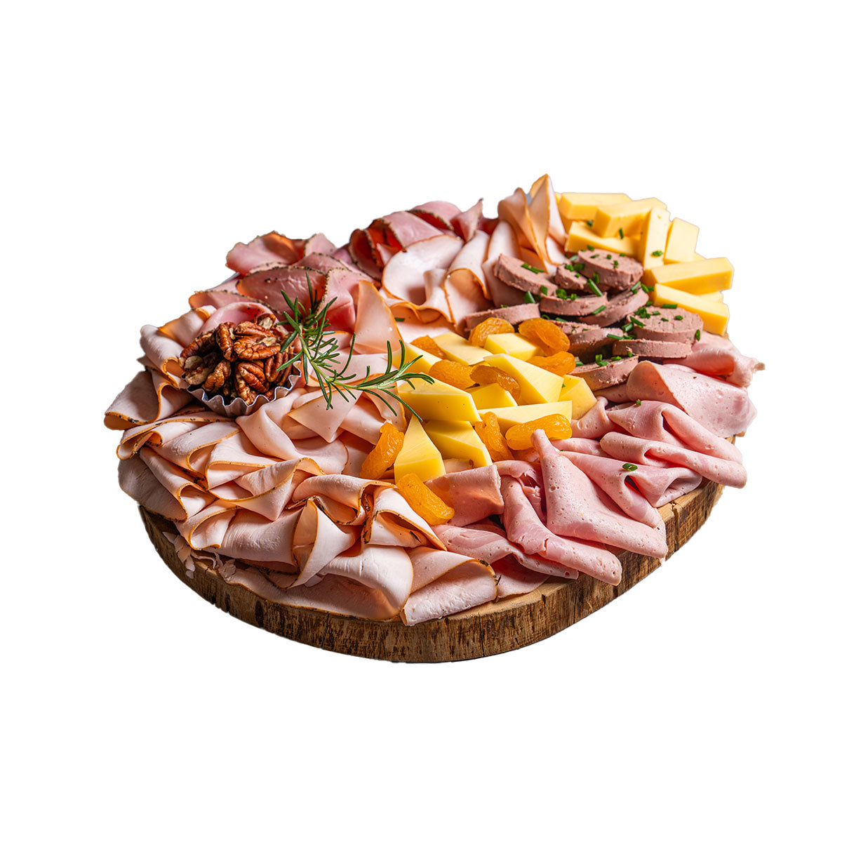 tabla de pavo con quesos y frutos secos para compartir sobre base de madera