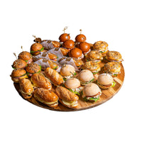 Tabla con 30 bocadillos surtidos: 5 Piamontes, 5 Galia, 5 Dijon, 5 Libanés, 5 Aragón y 5 Catalán. Ideal para reuniones empresariales, celebraciones familiares o cócteles en Bogotá, zona norte.